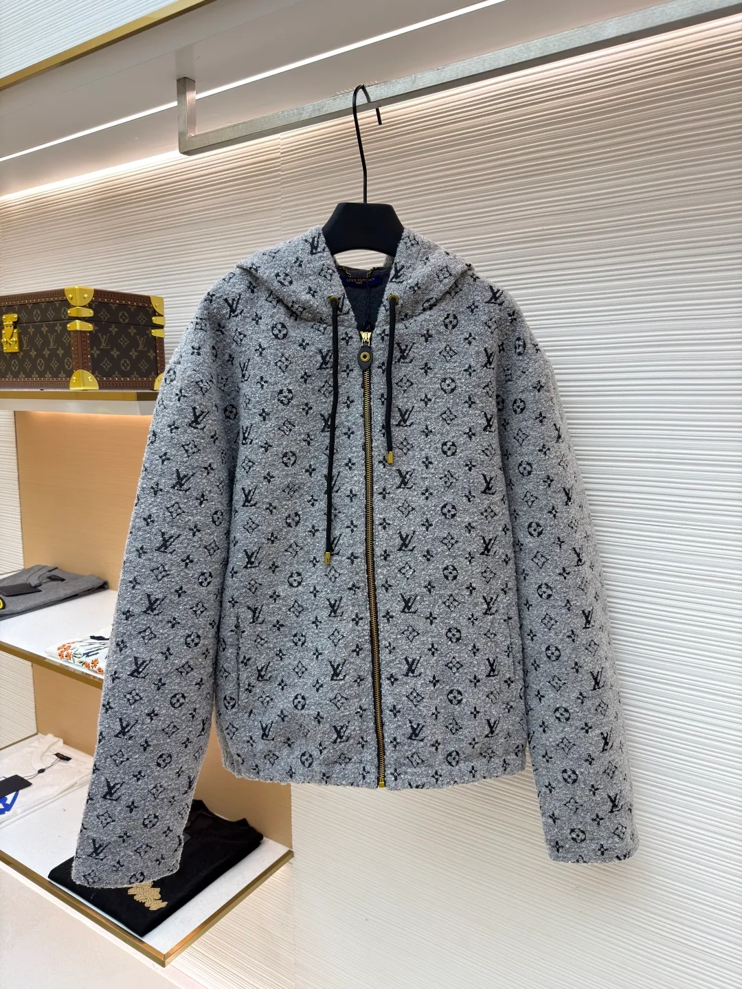 LOUIS VUITTON bouclé printed hooded zipper sweatshirt ●Original version: Purchased and developed by 36899 ●Item number: 1681759-C25 ●Fabric: cotton fabric ●Technology: Printing ●Color: gray ●Version: fitted version ●Weight: about 1325 grams ●Size: S-M-L-XL ●Description: Made of blended fleece fabric, treated with soft washing process, it feels soft and fluffy and has excellent warmth retention while avoiding pilling and deformation. The body of the garment is fully printed with the brand logo pattern, which is integrated through the jacquard weaving process. The pattern is clear and three-dimensional, not easy to fall off, and has both texture and recognition. The hooded design is equipped with drawstring details to suit different wear needs; the metal zipper opening and closing is both durable and decorative, and the zipper puller uses the brand's iconic metal parts to enhance sophistication. The fit is loosely cut, allowing you to wear it comfortably without restraint. The cuffs and hem are edged with the same fabric to ensure the stiffness of the fit. The stitching of the whole garment is neat and even, and the size is measured manually (an error of 1-3CM is normal). The craftsmanship balances the casual attributes and the brand's high-end style. It is a single item that has both practical wearability and style. The overall wiring is straight and delicate, the fabric is comfortable and soft, and the color is consistent without color difference. It can be matched with the same style to create a fashionable look and control various occasions. Customized accessories, complete with three standards, same style for men and women!